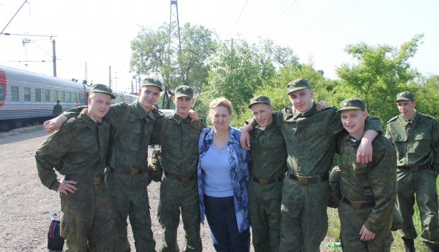 Эшелон на Дальний Восток: Нелля Ивановна Маркелова с новобранцами из Нижней Туры и Лесного. Июнь 2013 г.